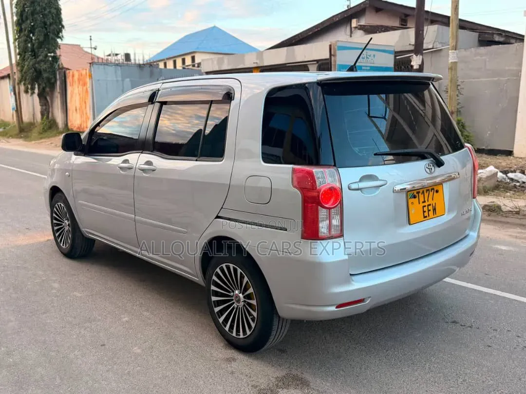 Toyota Raum 2004
