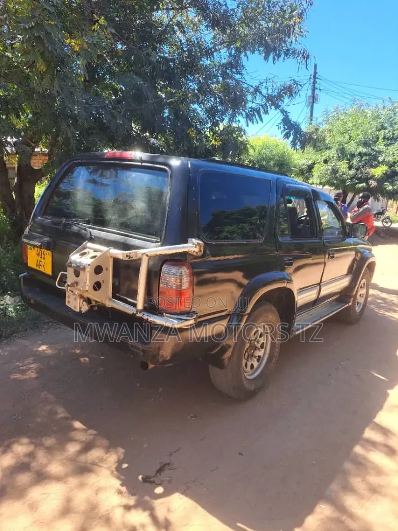 Toyota Hilux Surf 2000 Black