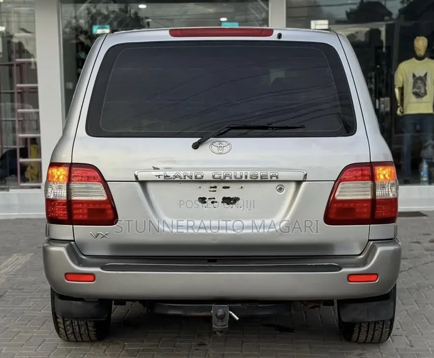 Toyota Land Cruiser 2005 Gray