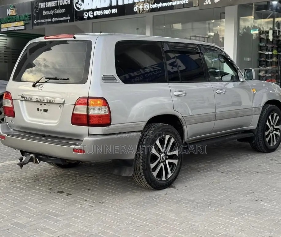 Toyota Land Cruiser 2005 Gray