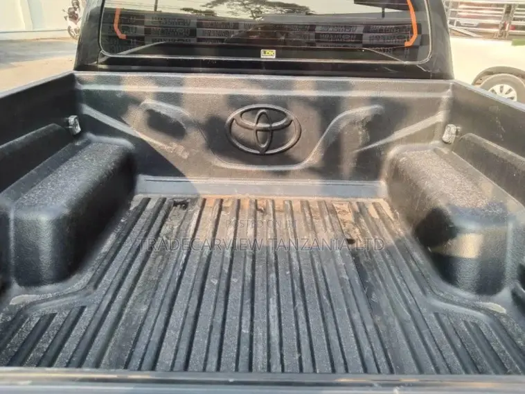 Toyota Hilux 2022 Black