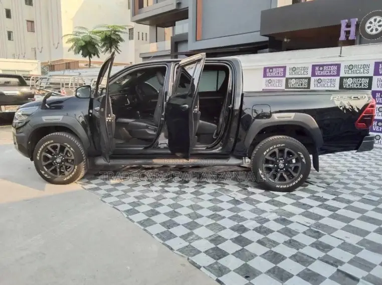 Toyota Hilux 2022 Black
