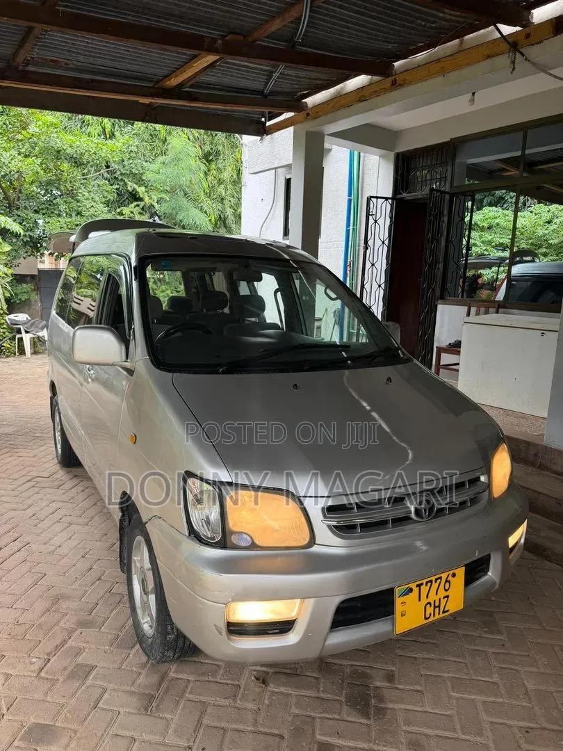 Toyota Noah 2.0 AWD (8 Seater) 2001 Silver
