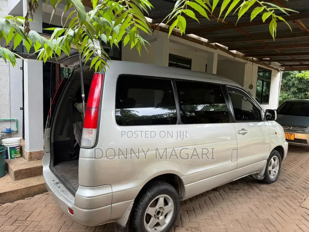 Toyota Noah 2.0 AWD (8 Seater) 2001 Silver