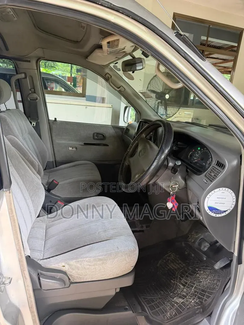 Toyota Noah 2.0 AWD (8 Seater) 2001 Silver