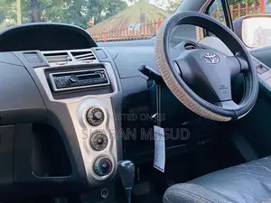 Toyota Vitz 1.3 AWD 5dr 2006 Silver