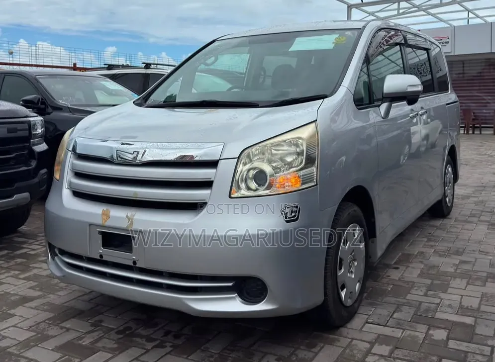Toyota Noah 2009 Silver