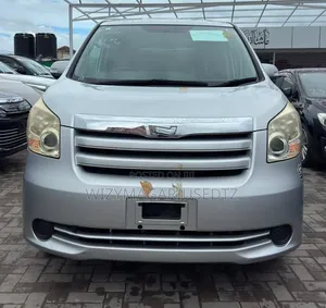 Toyota Noah 2009 Silver