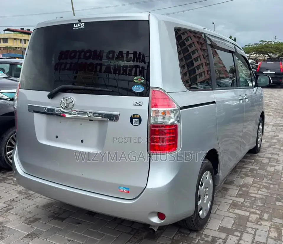 Toyota Noah 2009 Silver
