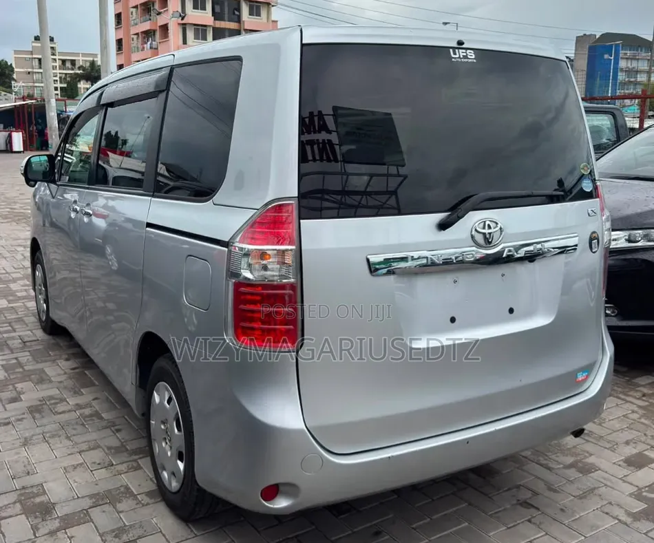 Toyota Noah 2009 Silver