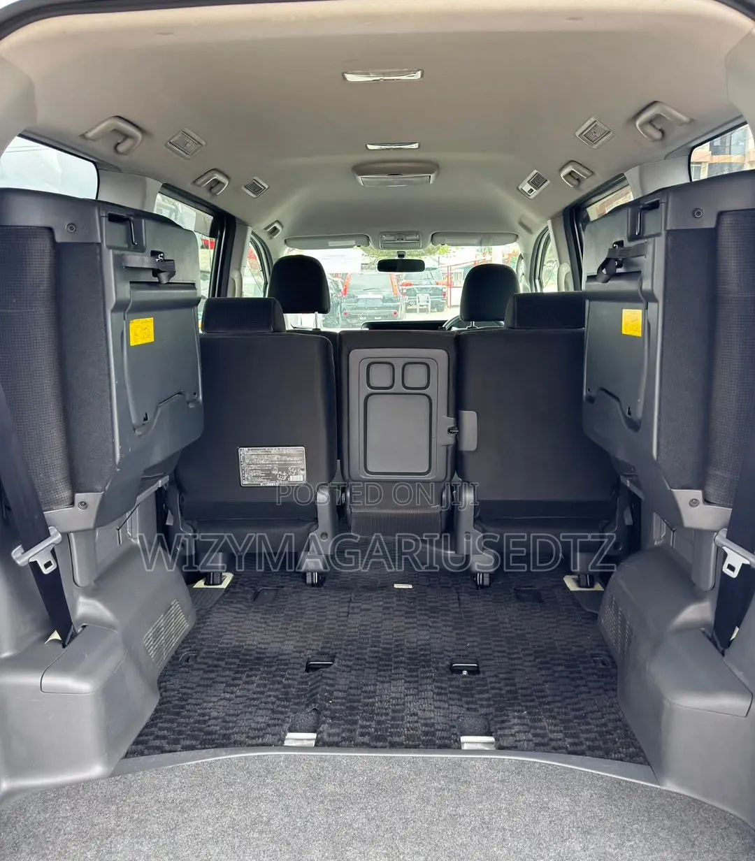 Toyota Noah 2009 Silver