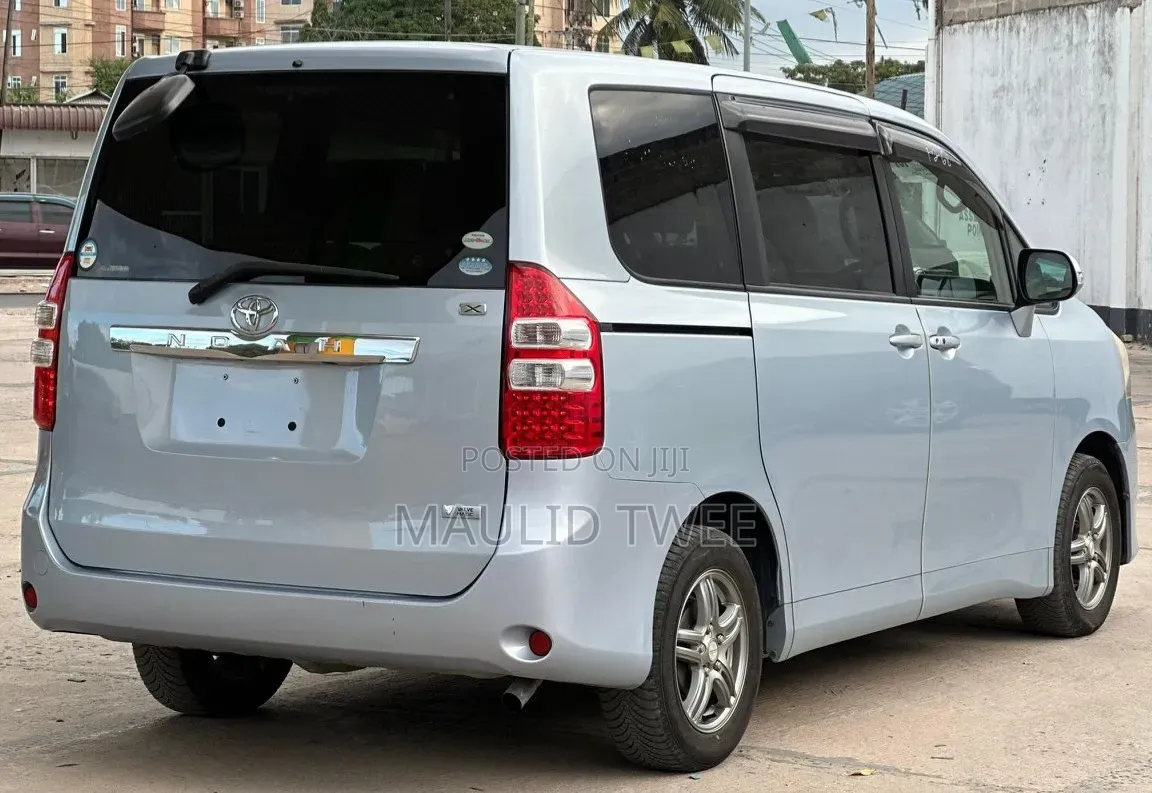 Toyota Noah 2011 Blue