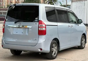 Toyota Noah 2011 Blue