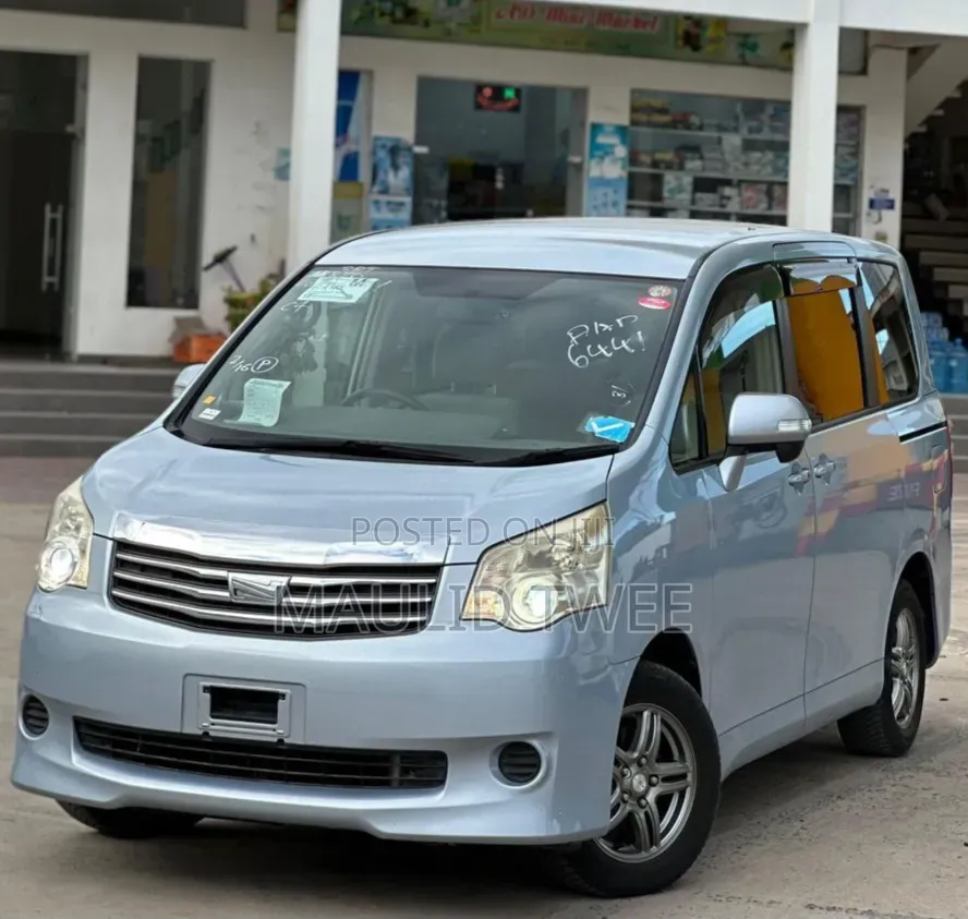Toyota Noah 2011 Blue