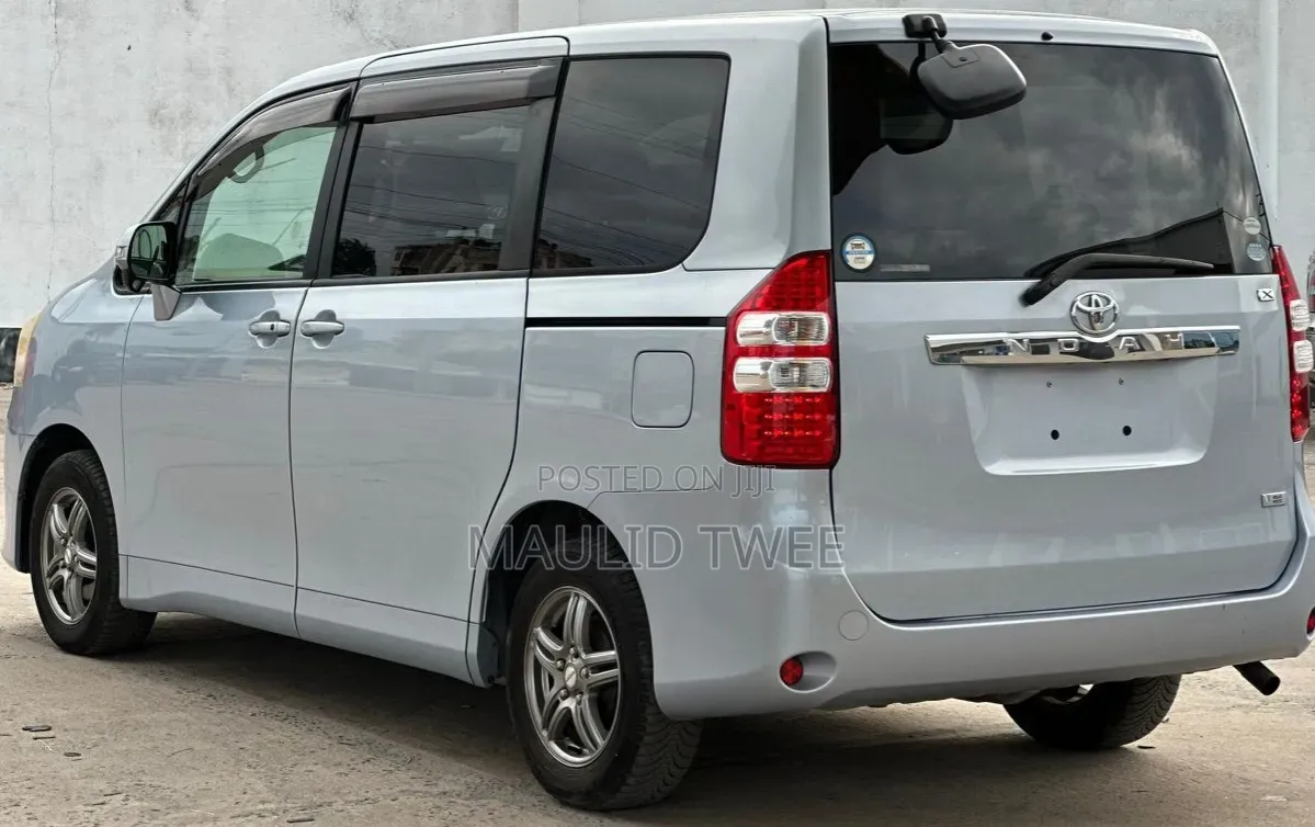 Toyota Noah 2011 Blue