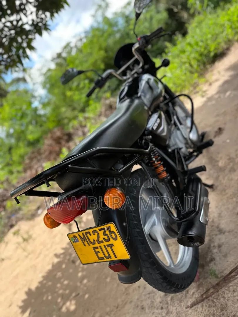 Bajaj Boxer 125 2025 Beige
