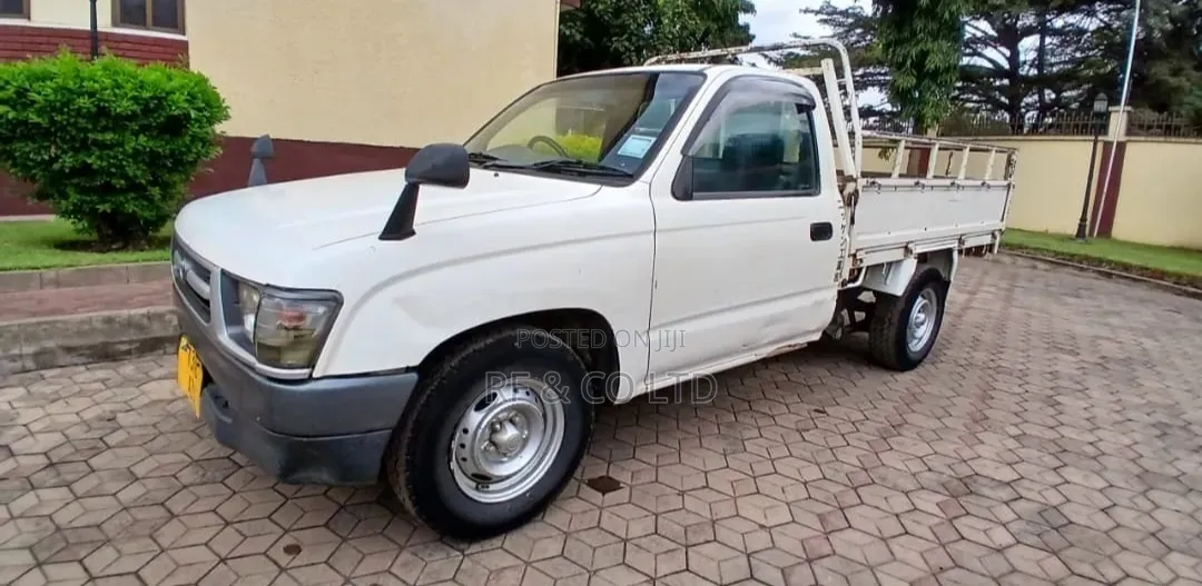 Toyota Hilux 2001 White