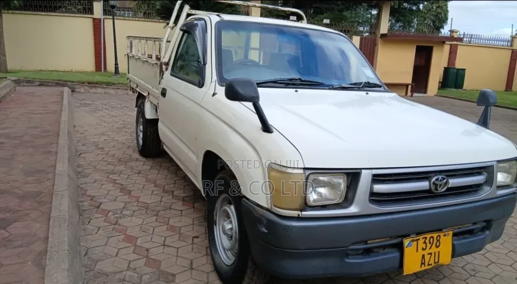 Toyota Hilux 2001 White