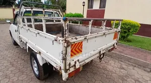 Toyota Hilux 2001 White