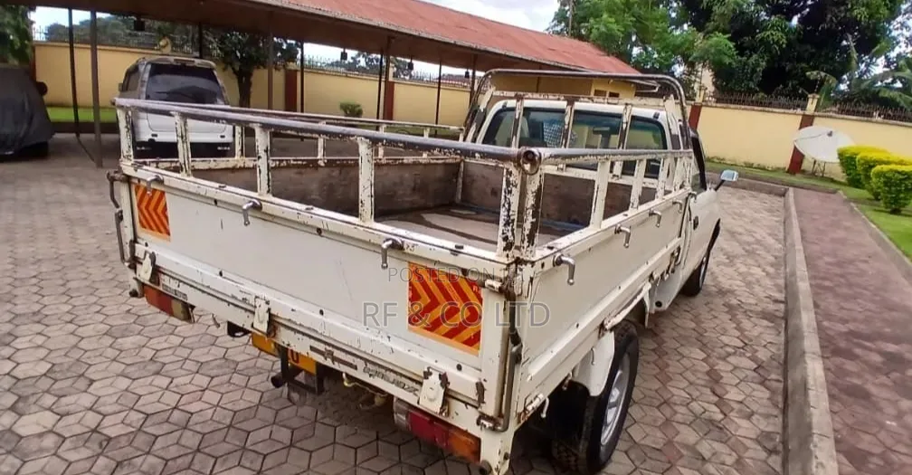 Toyota Hilux 2001 White
