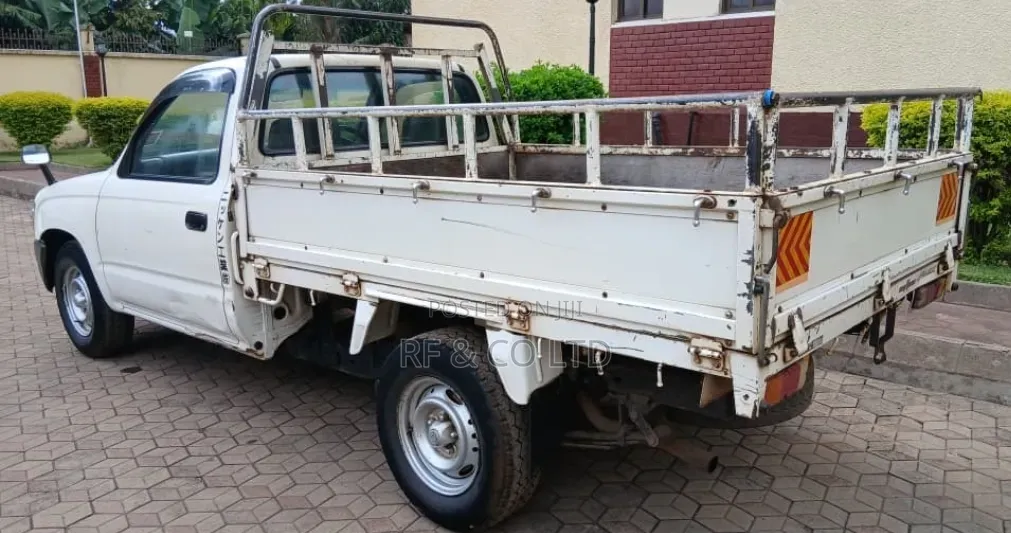 Toyota Hilux 2001 White