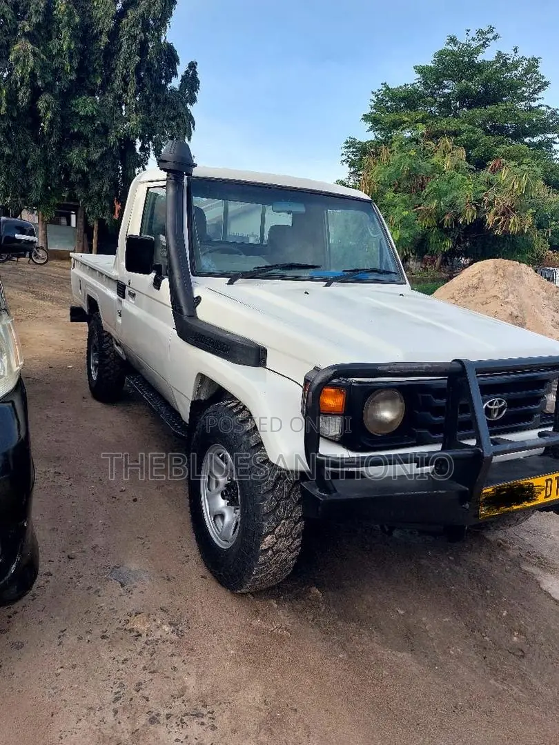 Toyota Land Cruiser 2005 White