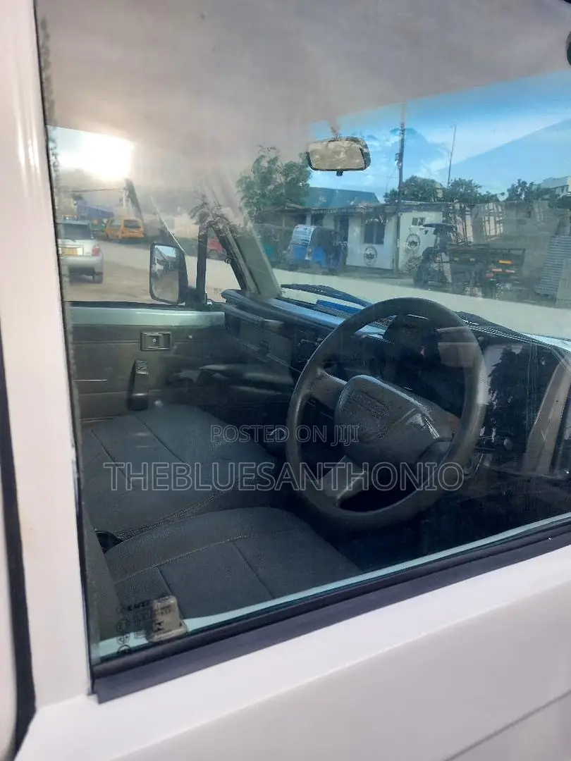 Toyota Land Cruiser 2005 White