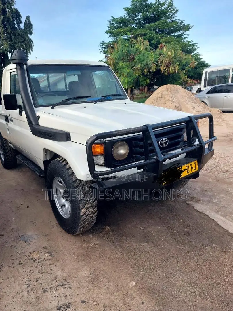 Toyota Land Cruiser 2005 White