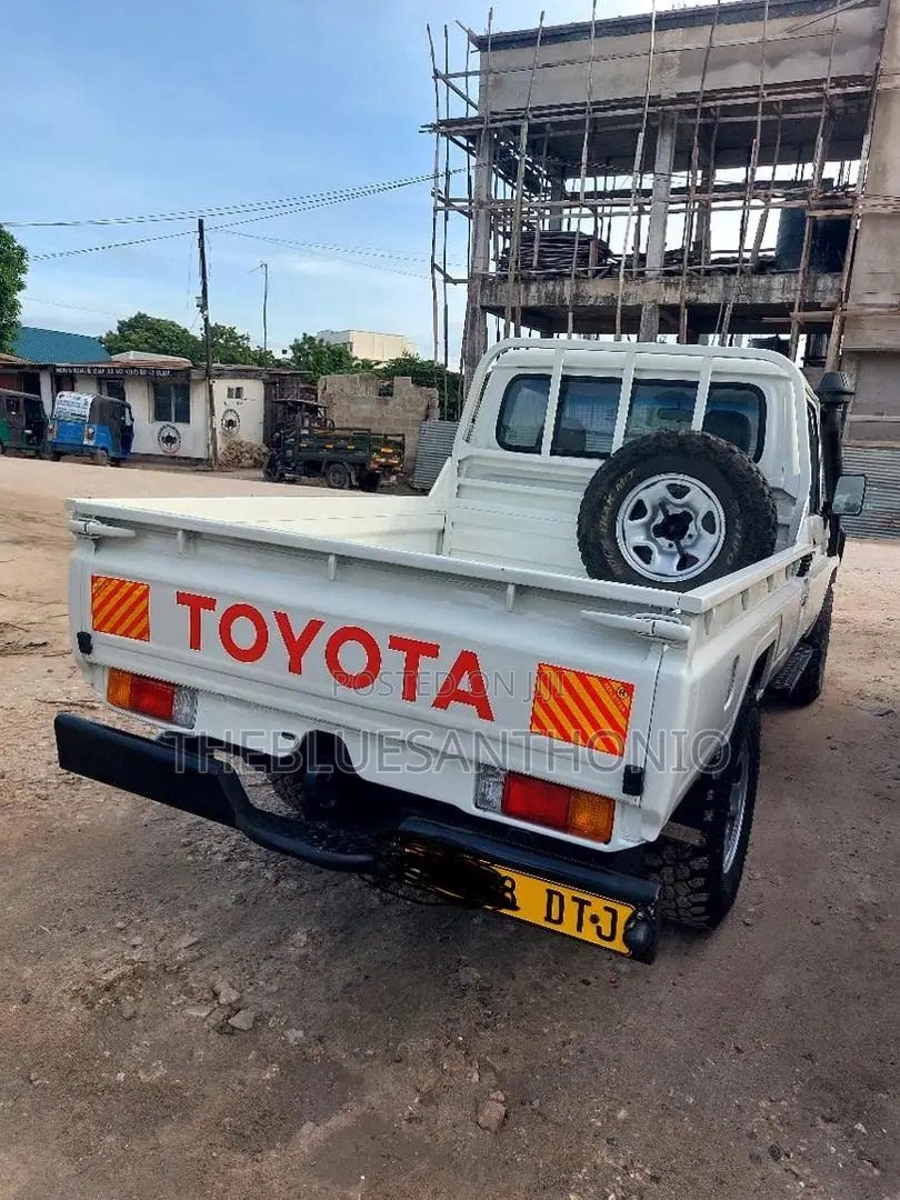 Toyota Land Cruiser 2005 White