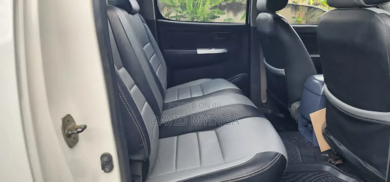 Toyota Hilux 2011 Pearl