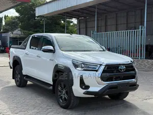 Toyota Hilux 2024 White