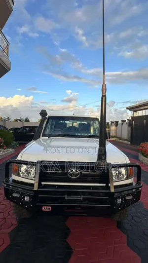 Toyota Land Cruiser 2017 White