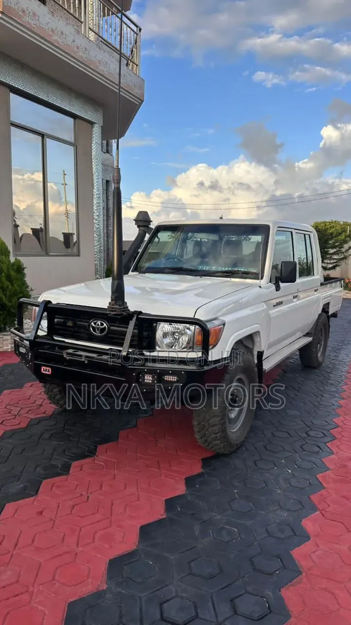 Toyota Land Cruiser 2017 White
