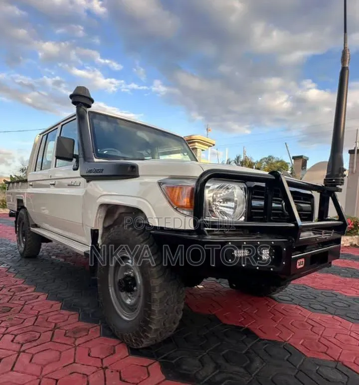 Toyota Land Cruiser 2017 White