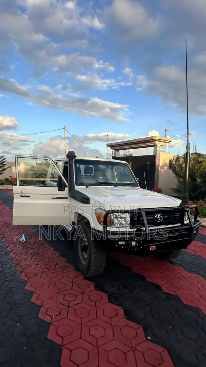 Toyota Land Cruiser 2017 White