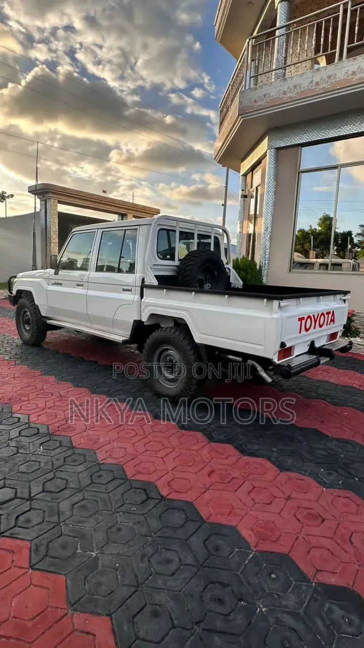 Toyota Land Cruiser 2017 White