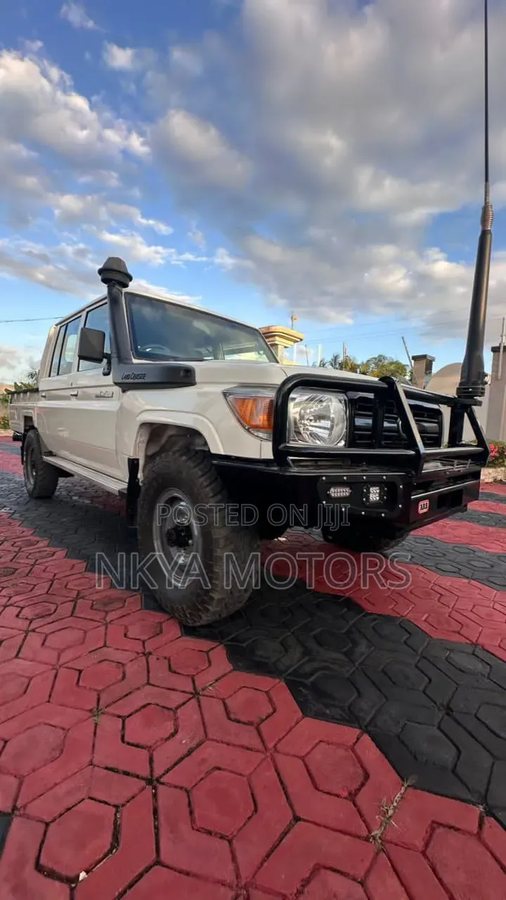 Toyota Land Cruiser 2017 White
