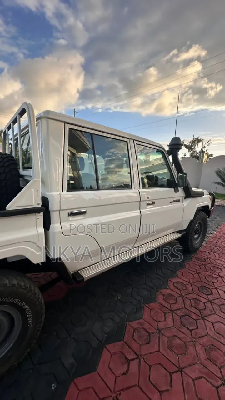 Toyota Land Cruiser 2017 White