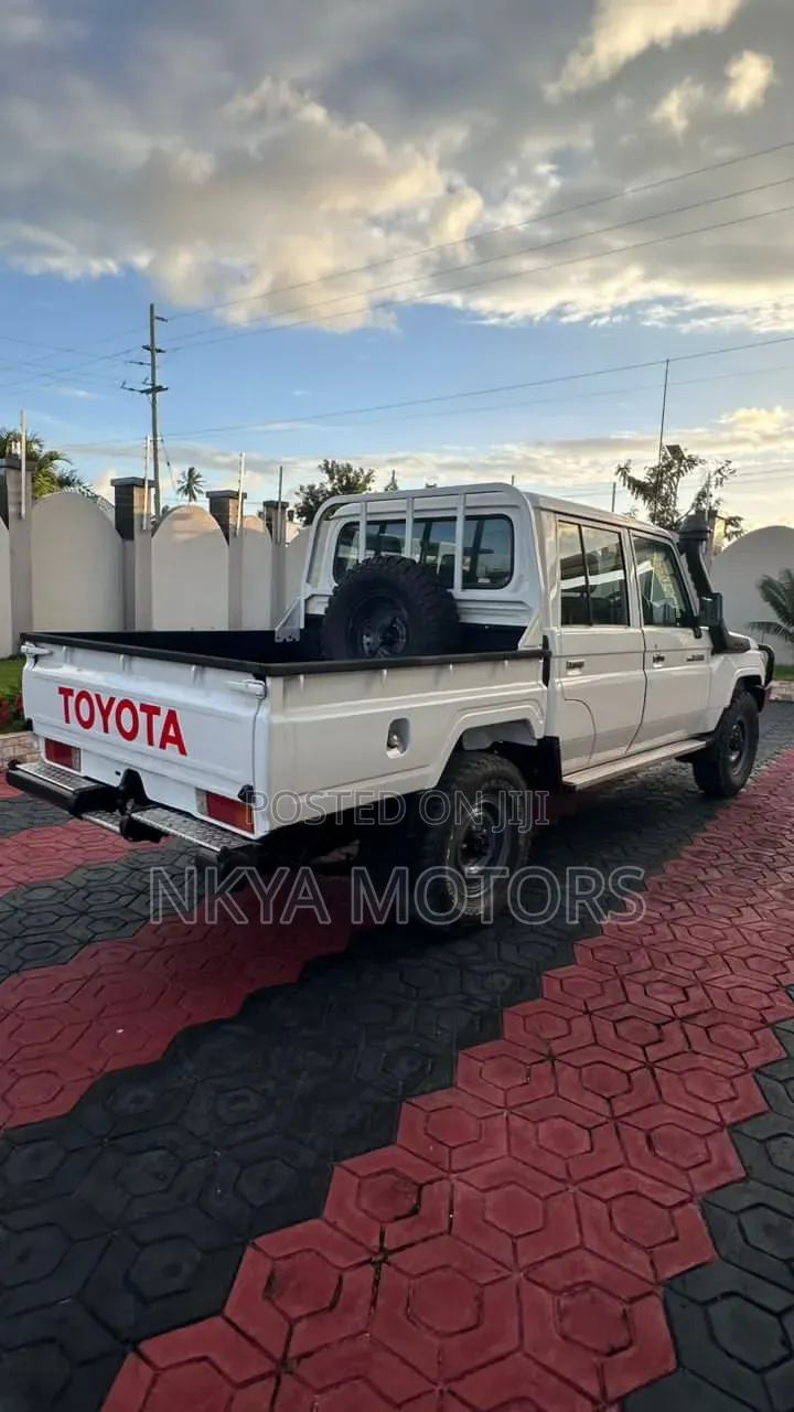 Toyota Land Cruiser 2017 White
