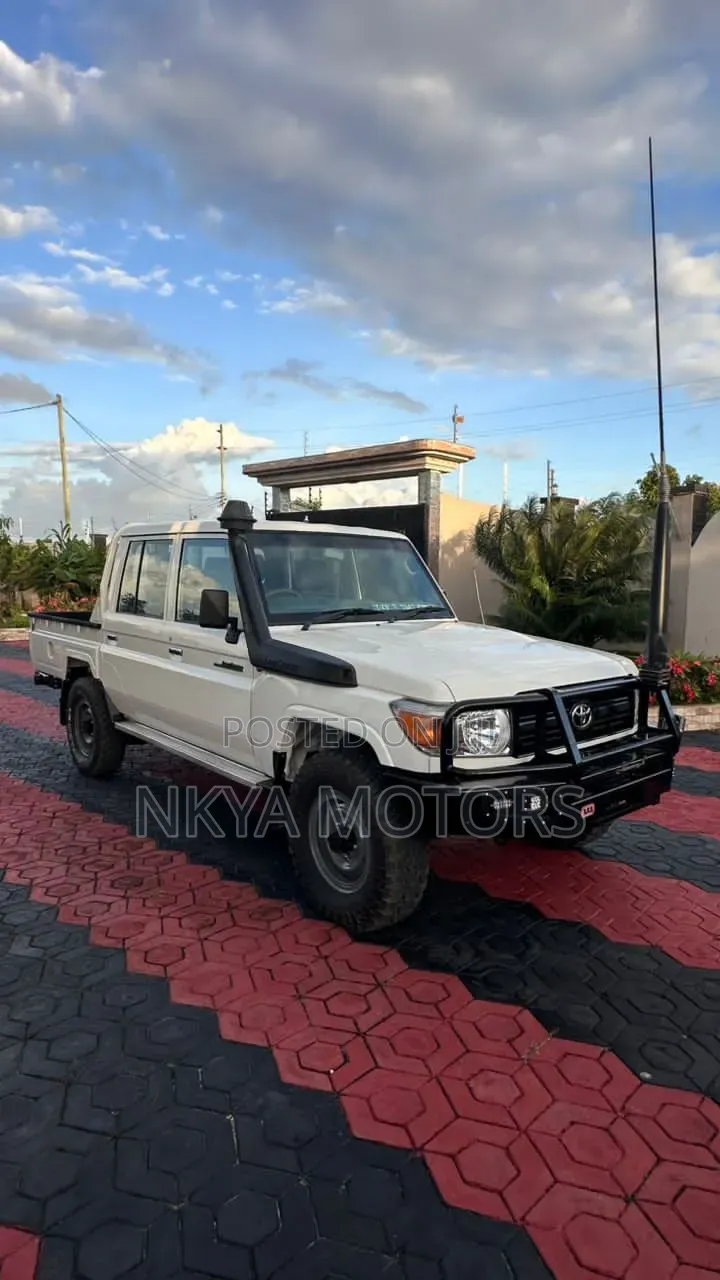 Toyota Land Cruiser 2017 White