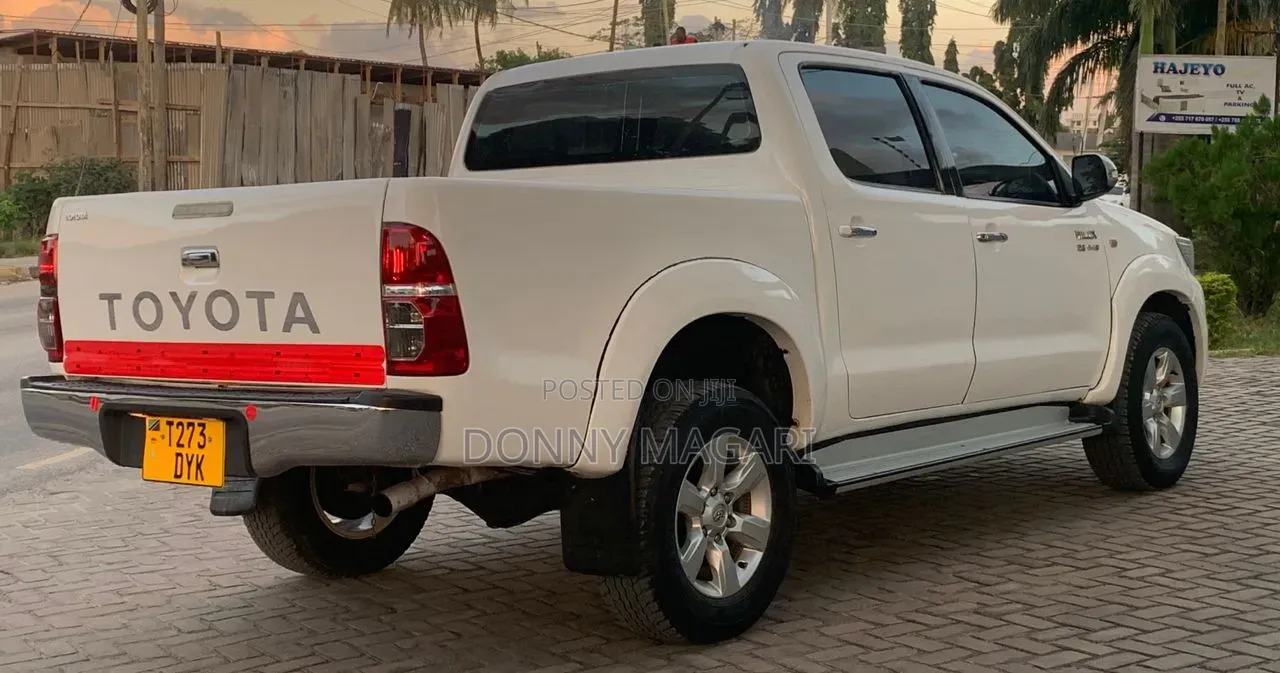Toyota Hilux 2011 White