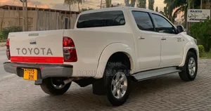 Toyota Hilux 2011 White