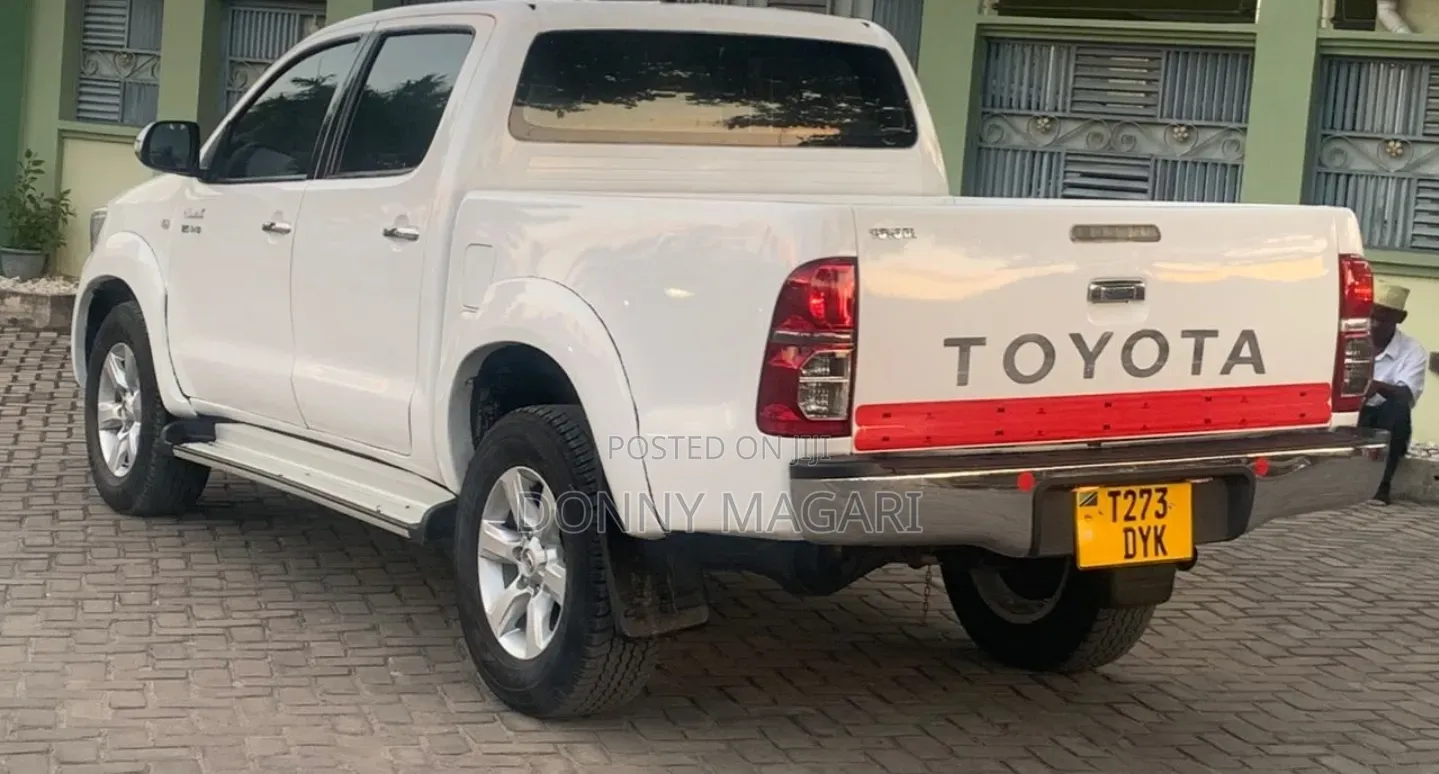 Toyota Hilux 2011 White