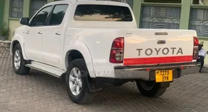 Toyota Hilux 2011 White