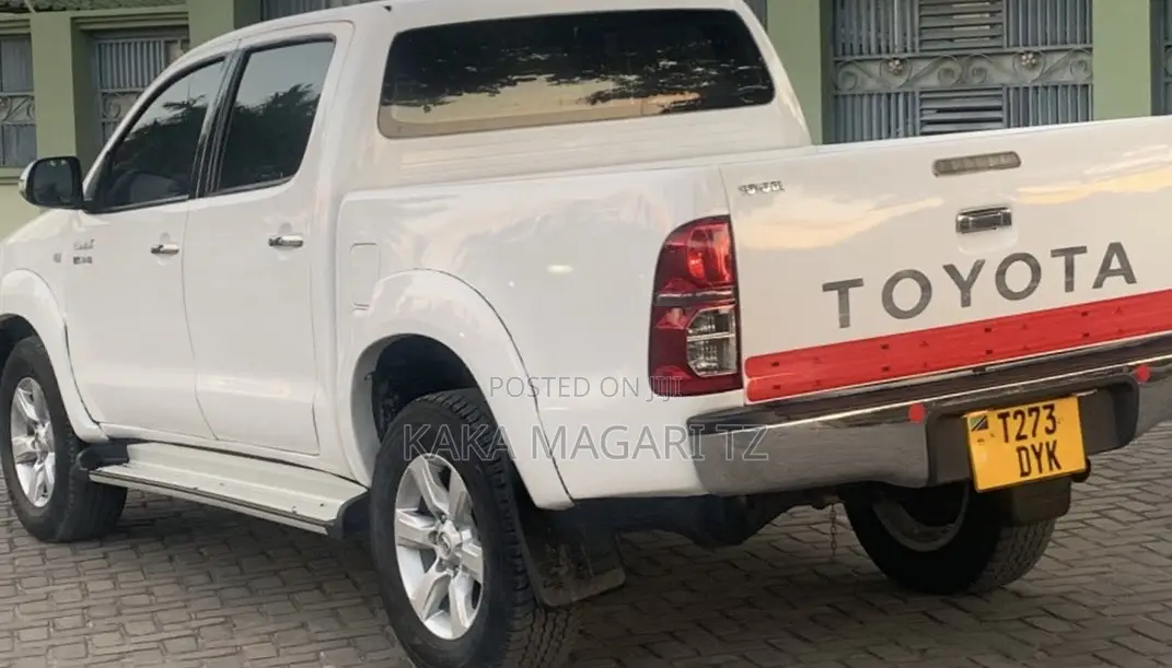 Toyota Hilux 2011 White