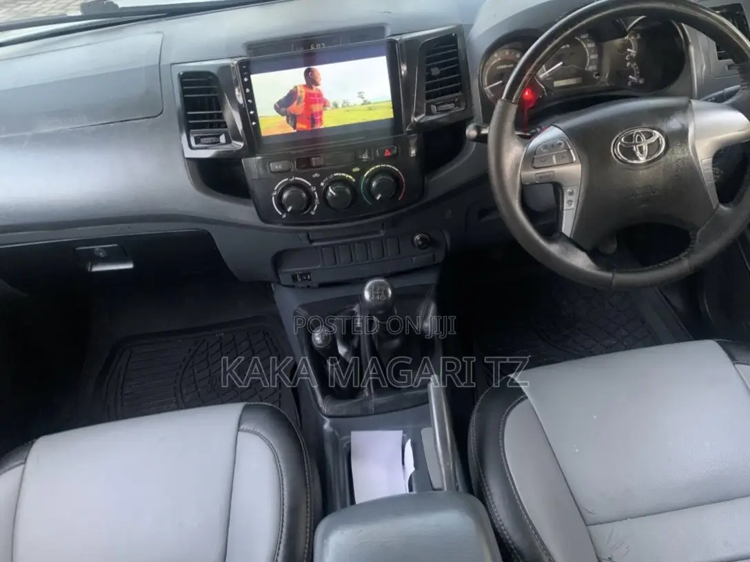 Toyota Hilux 2011 White