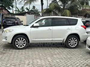 Toyota Vanguard 2010 White