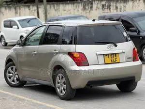 Toyota IST 2005 Gold
