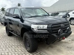 Toyota Land Cruiser 4.6 V8 AX 2017 Black