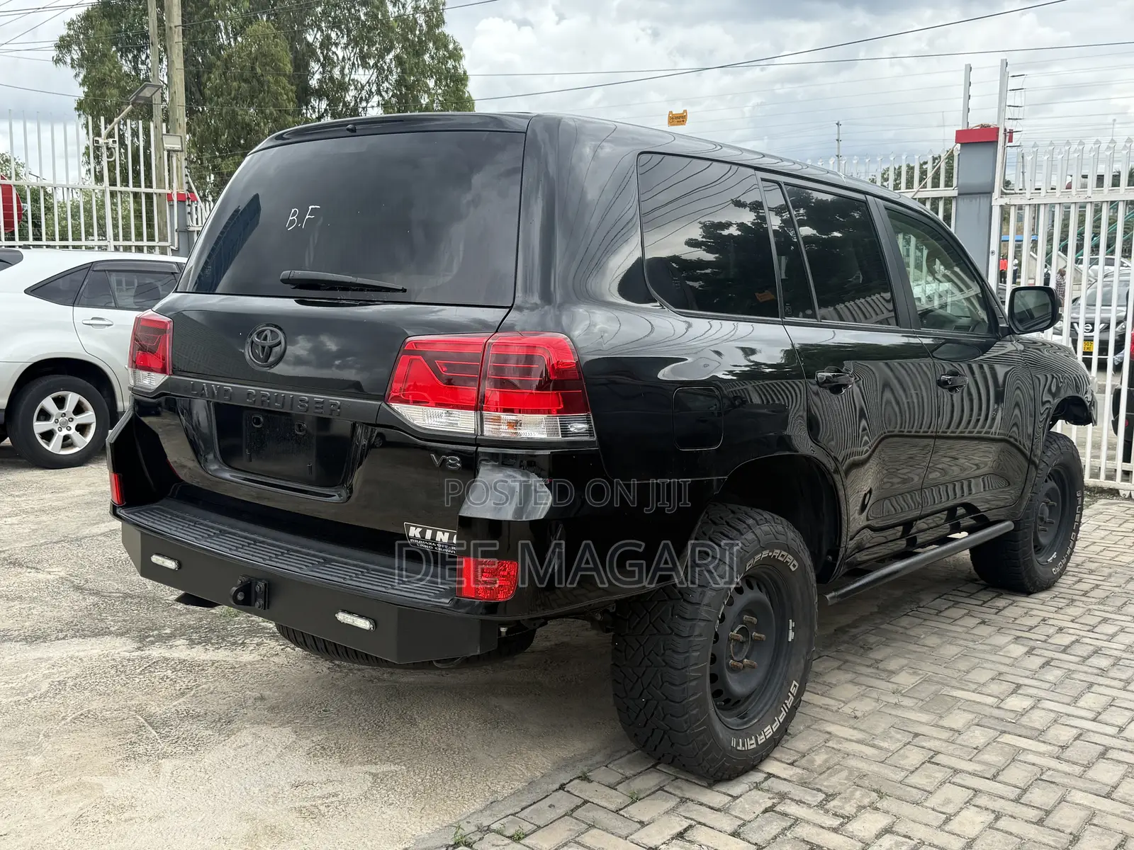Toyota Land Cruiser 4.6 V8 AX 2017 Black
